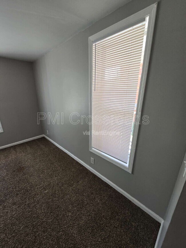Building Photo - 153 S Cypress Ave