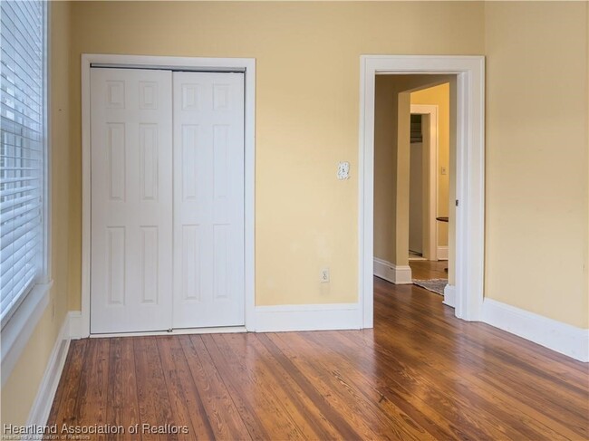 Building Photo - 2384 Lakeview Dr