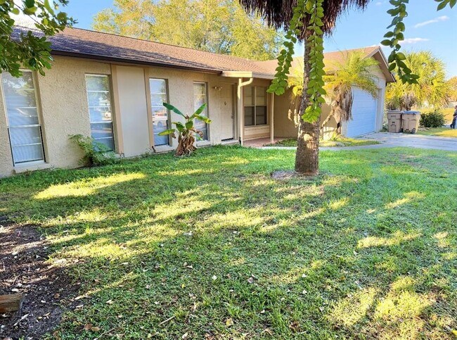 Building Photo - 810 Royal Palm Dr