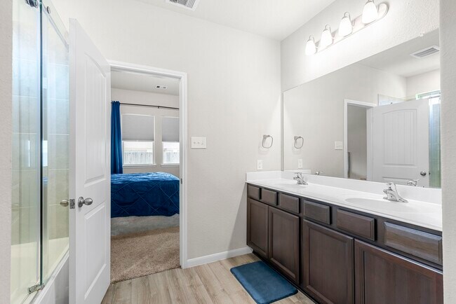 Building Photo - 5006 Sunway Dr