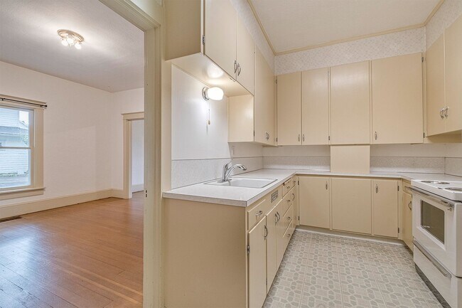 Building Photo - Charming bungalow
