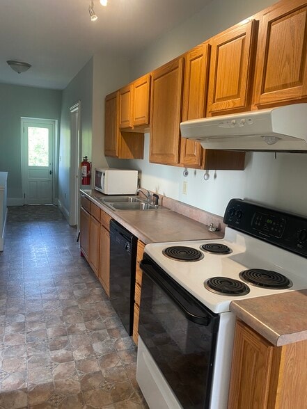 2nd floor - 1108 W 4th St