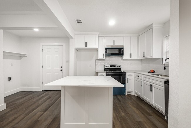 Building Photo - 1527 Columbia Ave