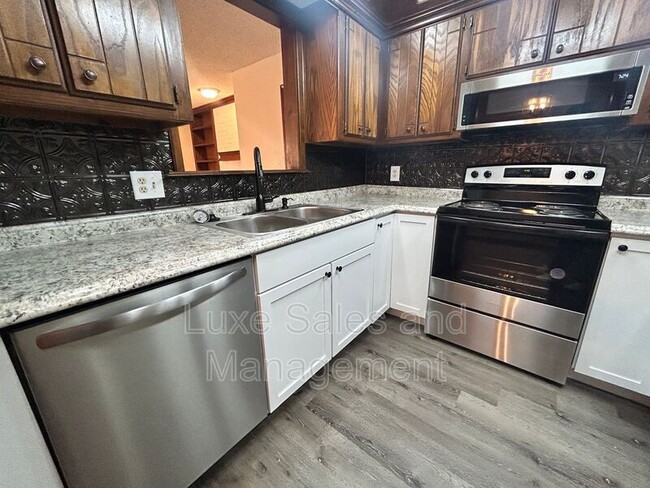 Building Photo - 1307 Summerton Pl