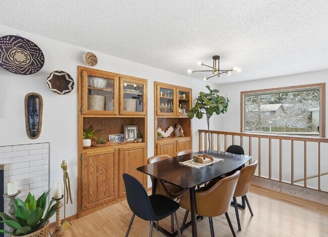 Building Photo - Beautiful 3 Bed 3 Bath located on Military Hill!