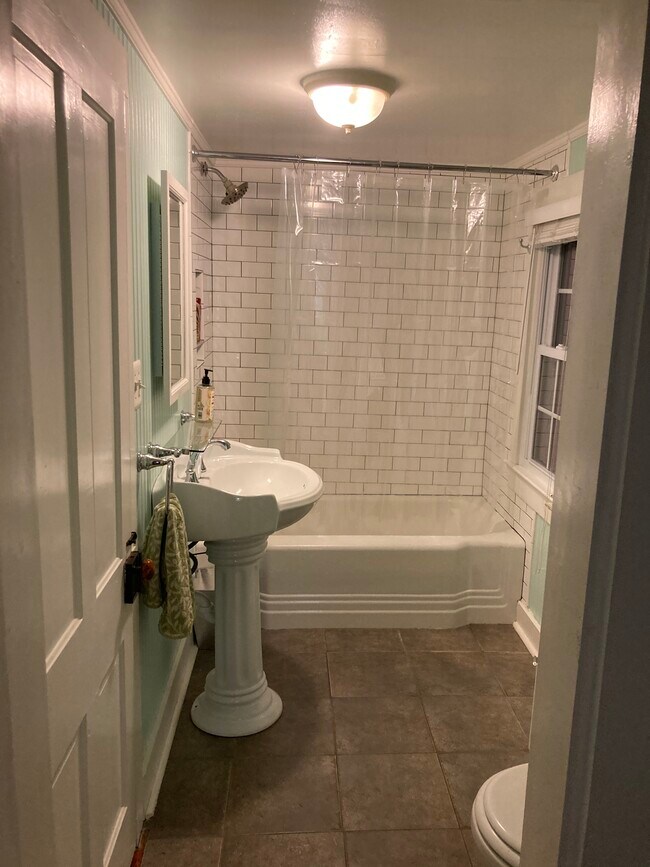 Full bath upstairs - 252 Loudoun St SW