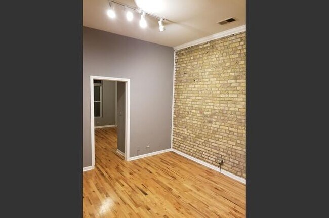 Building Photo - 533 N Ashland Ave