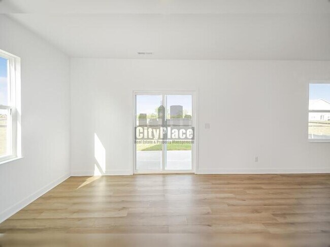 Building Photo - 3794 Cantebury Dr