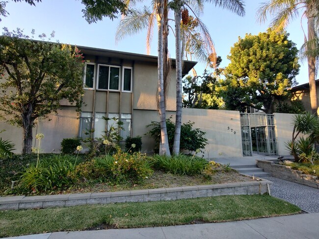 Primary Photo - 370 Cliff Dr