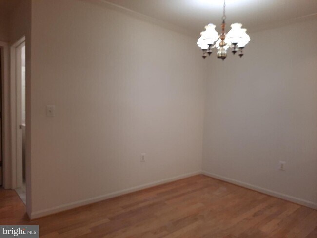 Building Photo - 7011 Falls Reach Dr