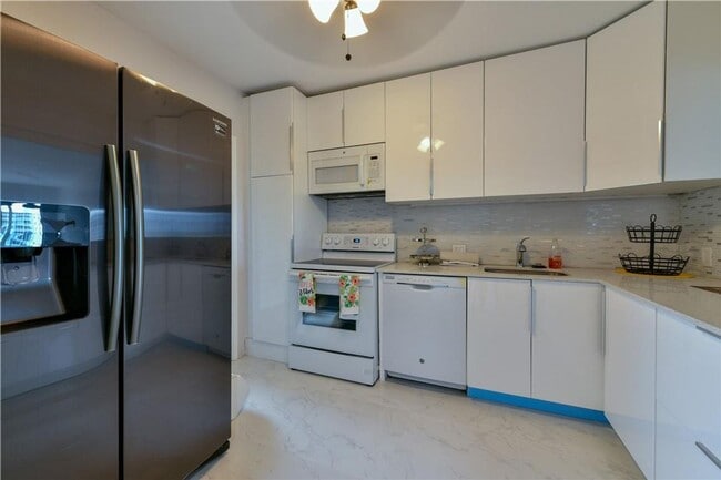 Primary Photo - 2751 N Palm Aire Dr