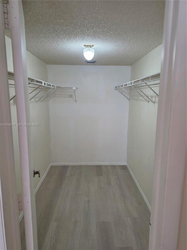 Building Photo - 4158 Inverrary Dr