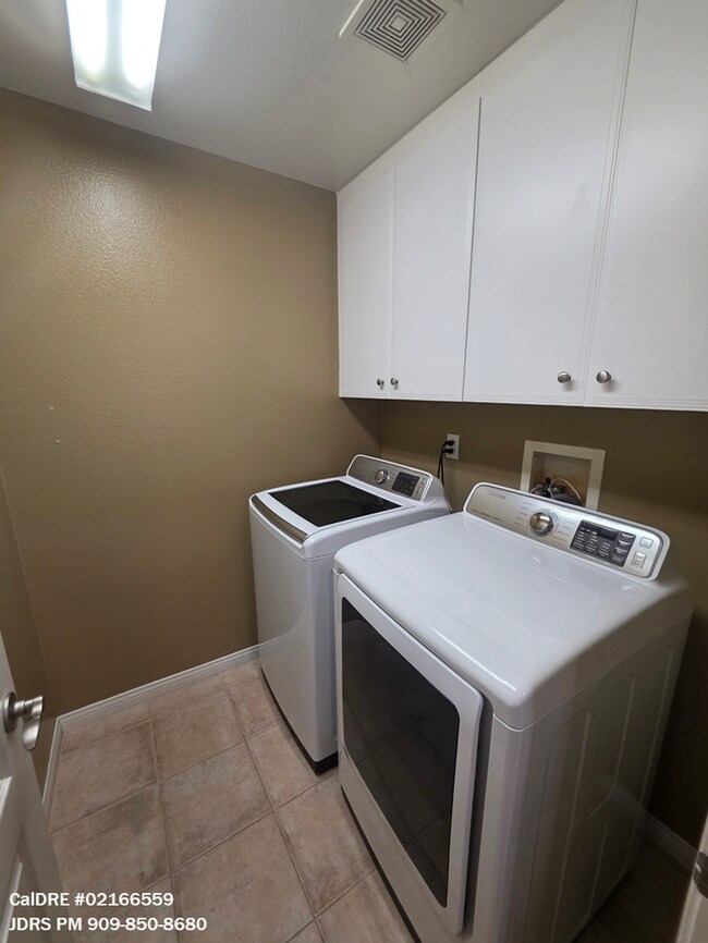 Building Photo - Irvine 4 Bedroom Home