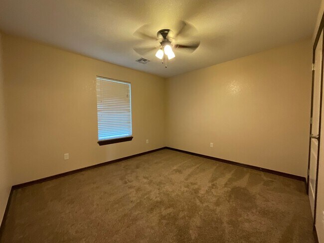 Building Photo - Large 3 Bedroom 2 Bathroom Home W/ Fenced Yard in WEBB CITY MO!!!