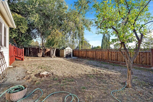 Building Photo - 2438 Upland Dr