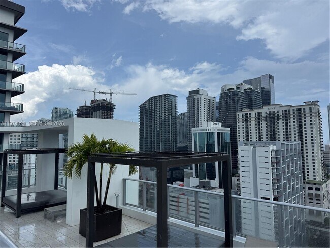 Building Photo - 1010 SW 2nd Ave