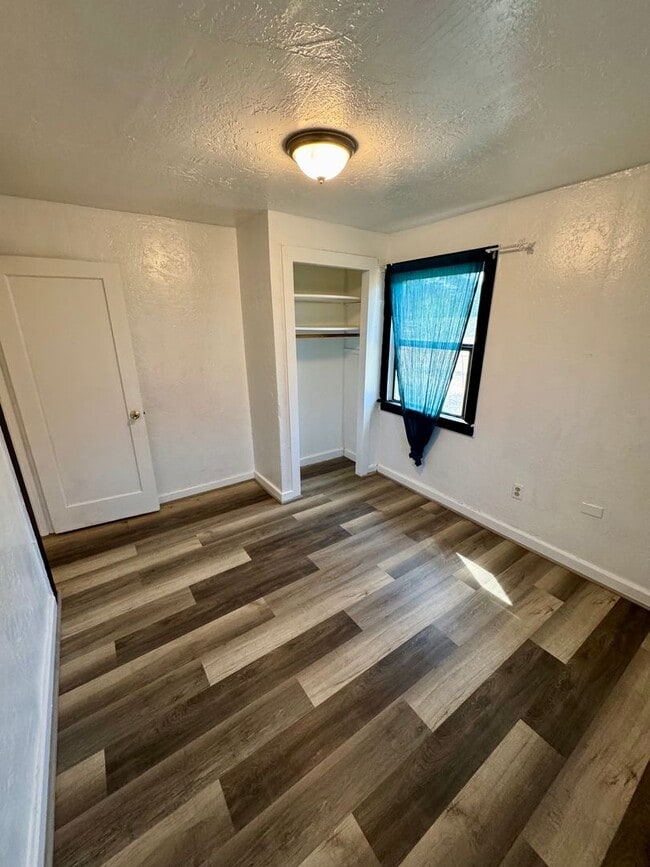 Building Photo - Great Rate! Charming Country Retreat Surro...