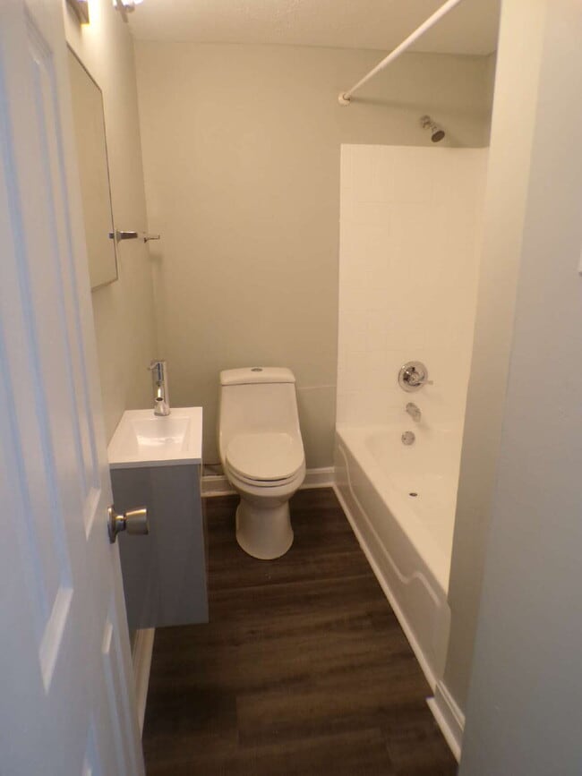 Building Photo - 2 bedroom 1 bath apartment near Church Hill Downs and University of Louisville, all utilities inc...