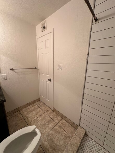 Building Photo - 1005 W 5th St