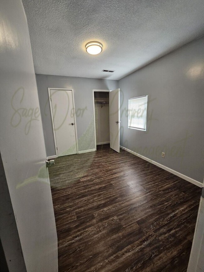 Building Photo - 119 NE State Hwy E