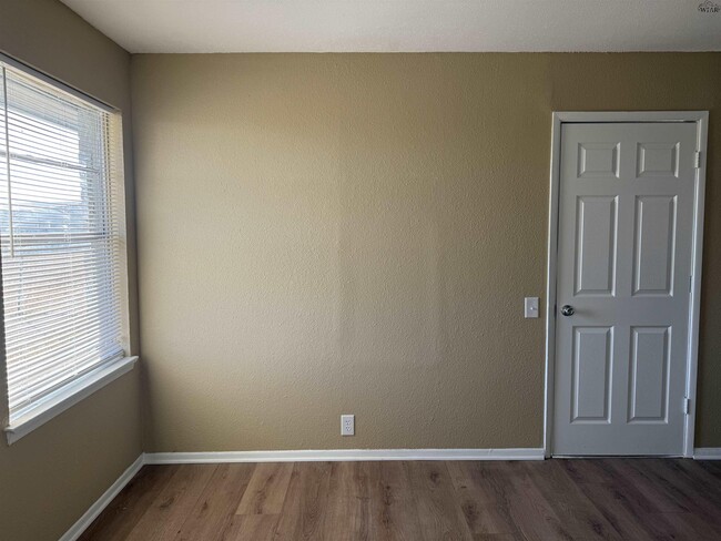 Building Photo - 1325 Oakhurst Dr