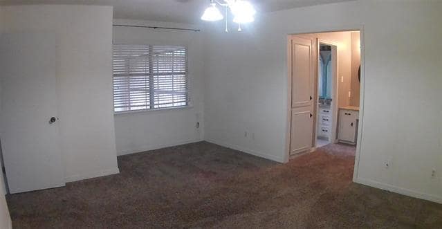 Building Photo - 601 Rock Hollow Dr