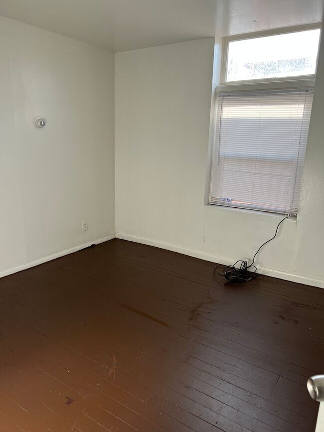 Building Photo - Private Guy Room in 5 bedroom 2 bath triplex