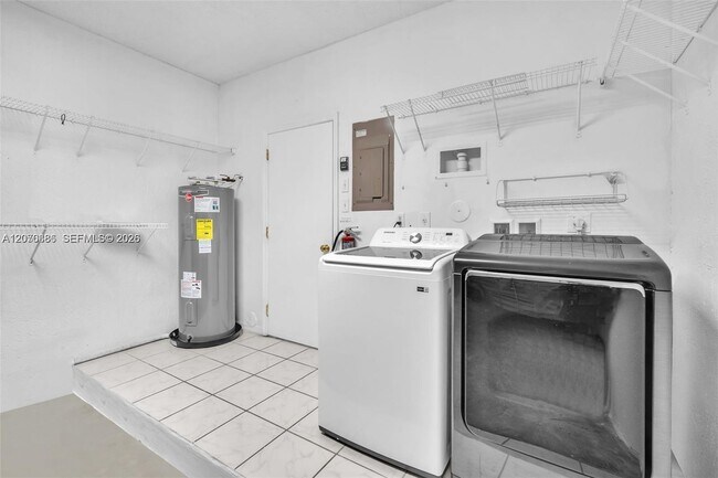 Building Photo - 800 Sorrento Dr