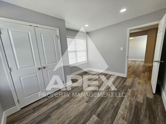 Building Photo - 3411/3413 Harvey Drive