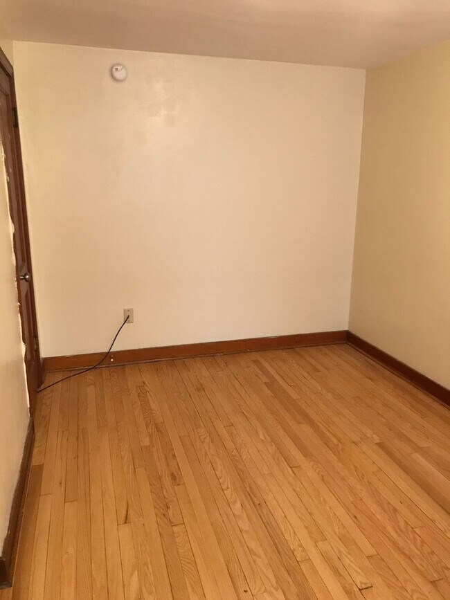 Building Photo - Spacious One bedroom Apartment 4 blocks fr...