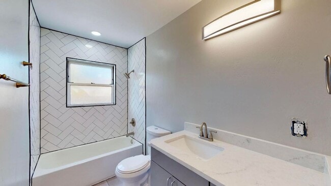Building Photo - Recently renovated Three Bedroom, One bath...