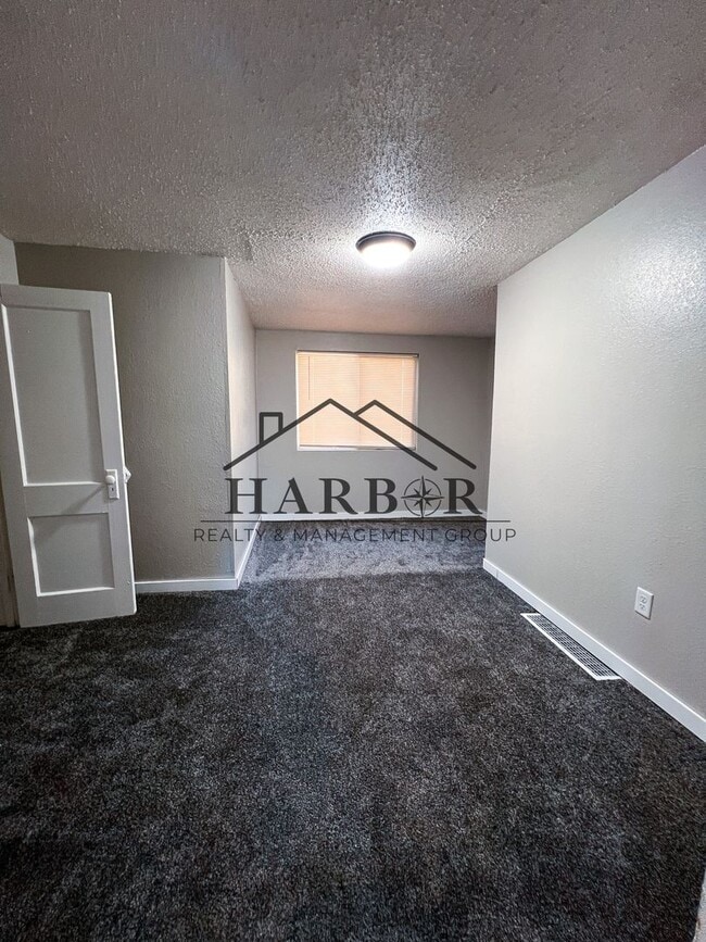 Building Photo - Recently Renovated 2 Bedroom Home!!