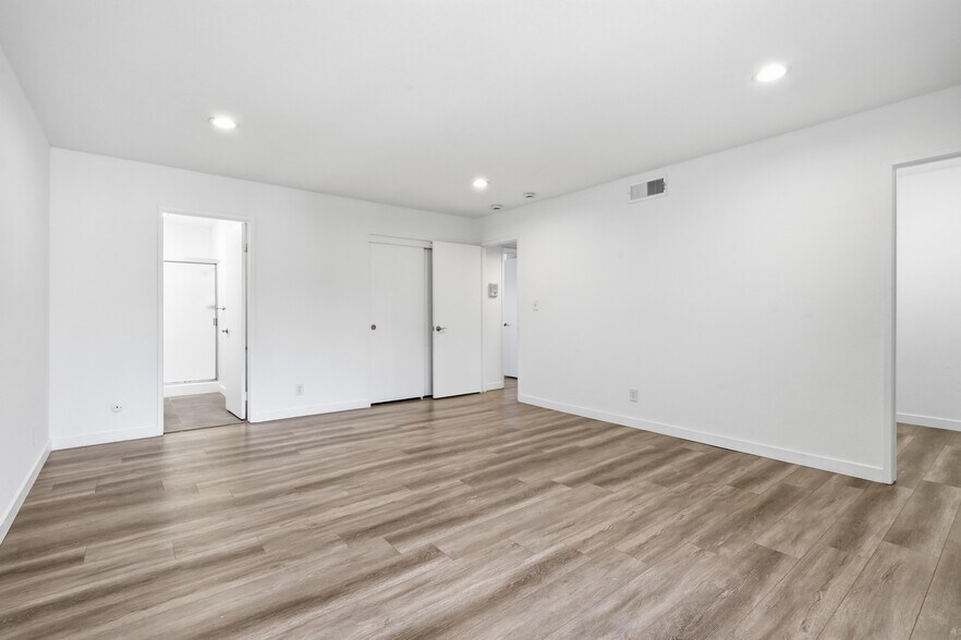 Building Photo - 9000 Vanalden Ave