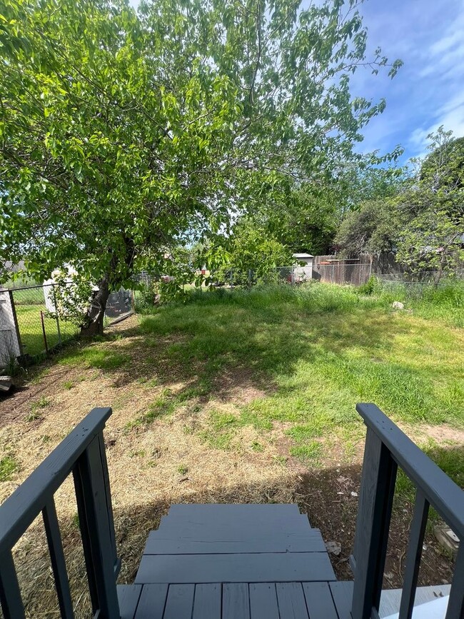 Building Photo - Oroville-3 bedroom 1 bath home, yard, newl...