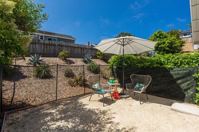 Building Photo - 727 Sonrisa St