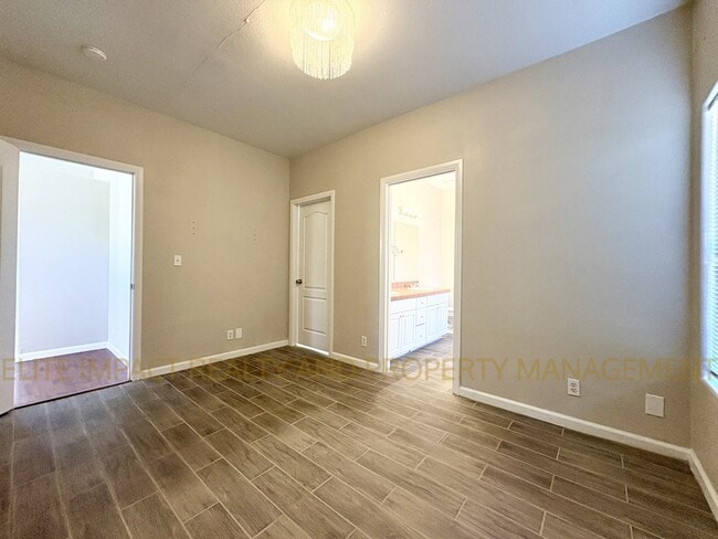 Building Photo - 4247 E White Water Dr