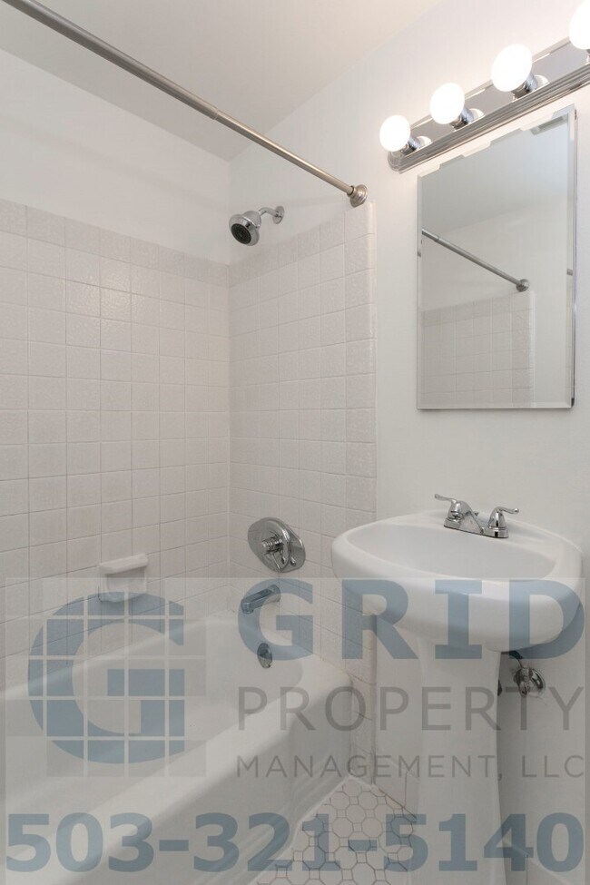 Building Photo - Gorgeous 2 Bedroom Home Available in Lake ...