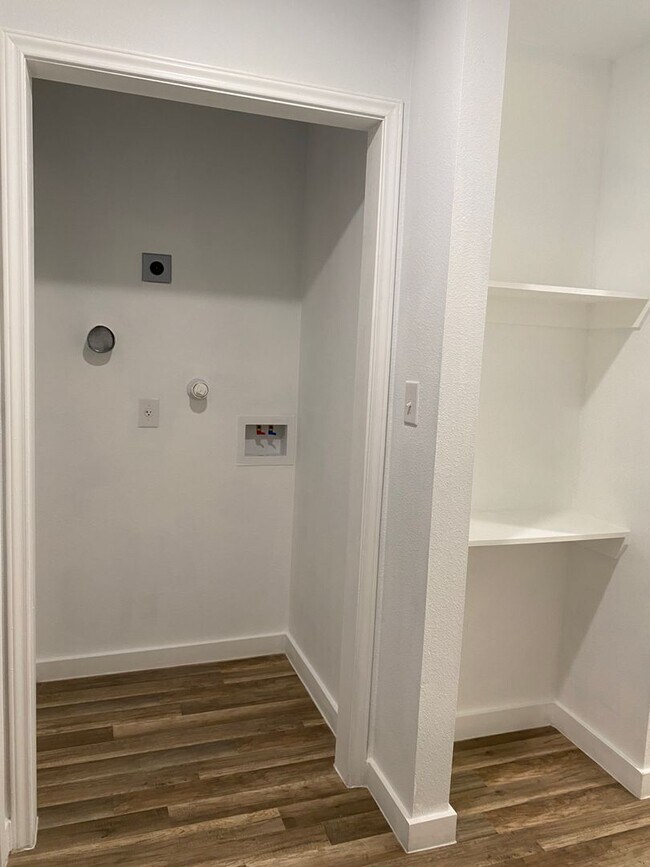 Building Photo - 1654-SH