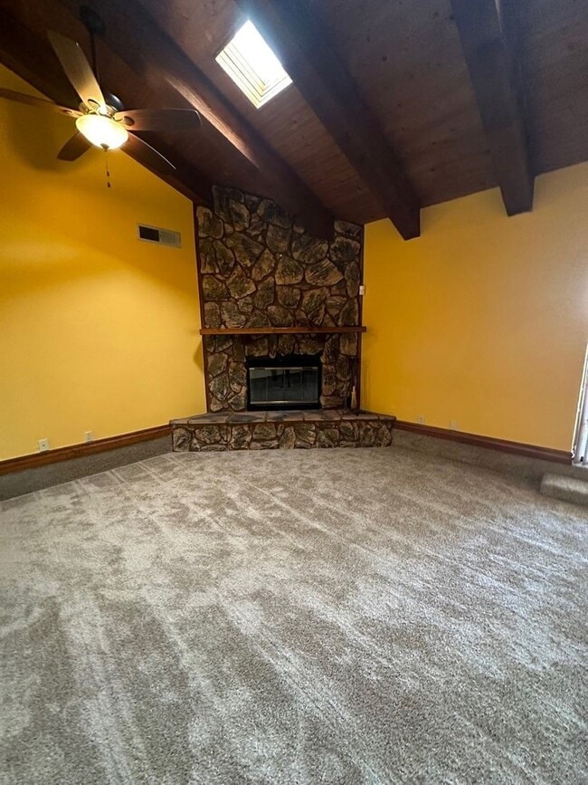 Building Photo - Beautiful 3 Bedroom, 3 Bathroom, Available...