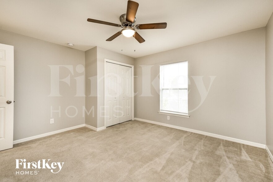 Building Photo - 2912 NW 18th Pl