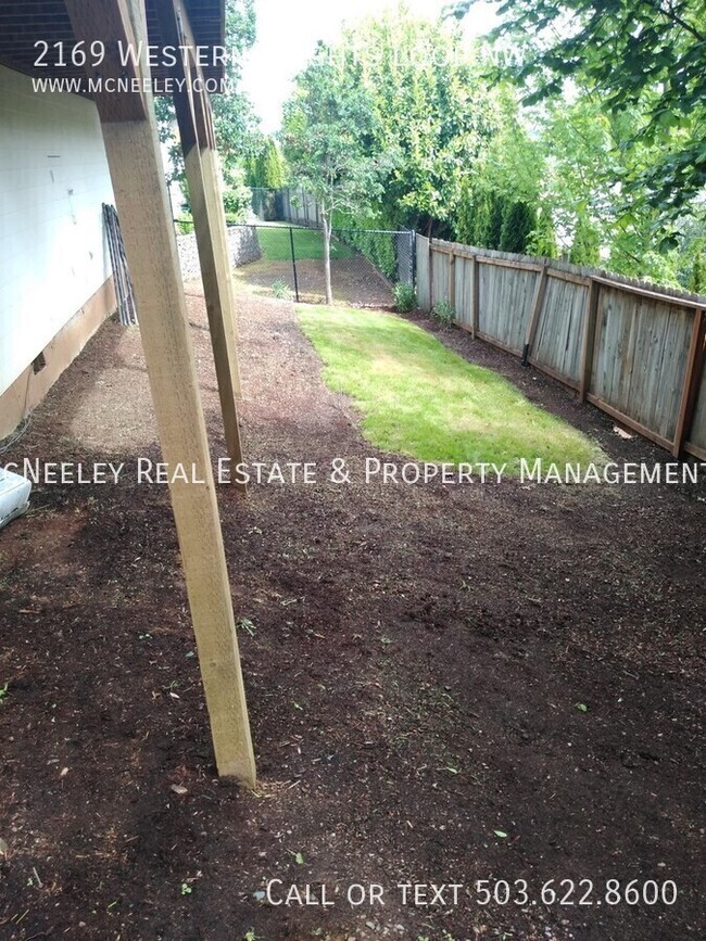 Building Photo - West Salem Home with Great Views!