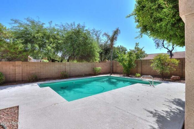 Building Photo - Stunning Cobble Creek II home with pool an...