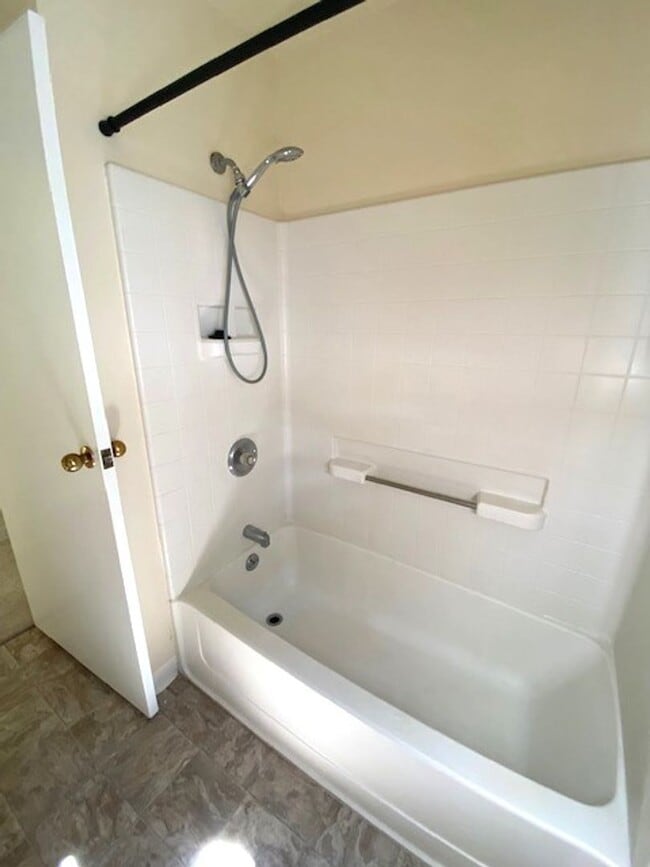 Building Photo - 2 Bedroom/ 2 Bath/ 2 pkg at Crescent Lane