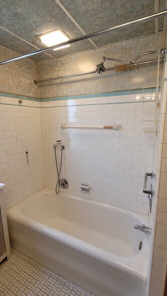 Building Photo - 5228 W Hutchinson St