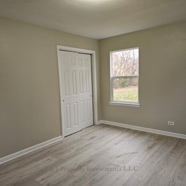 Building Photo - 7119 S Solon Rd