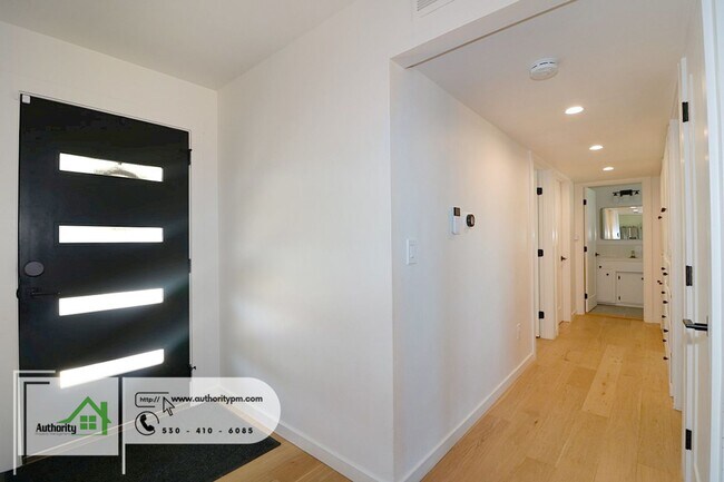 Building Photo - 1225 Manzanita Hills Ave