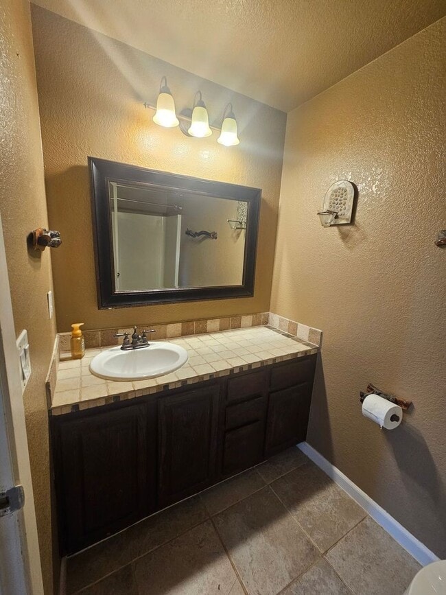 Building Photo - 19055 Ravenhill Rd