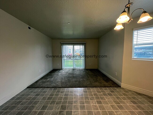 Building Photo - Wonderful 3 Bedroom Condo in Sandy