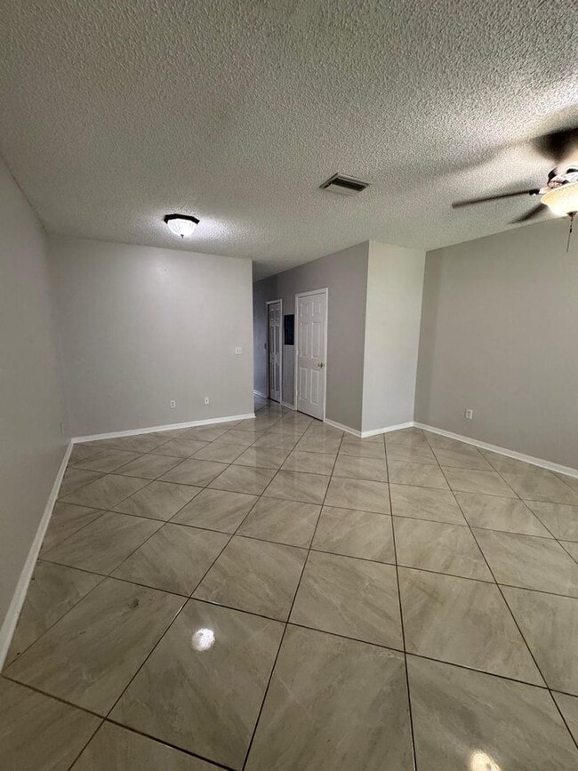 Building Photo - SPACIOUS, BEAUTIFUL 3 BEDROOM 2.5 BATH TOW...