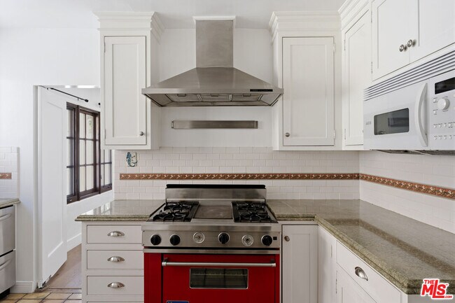 Building Photo - 537 N Poinsettia Pl